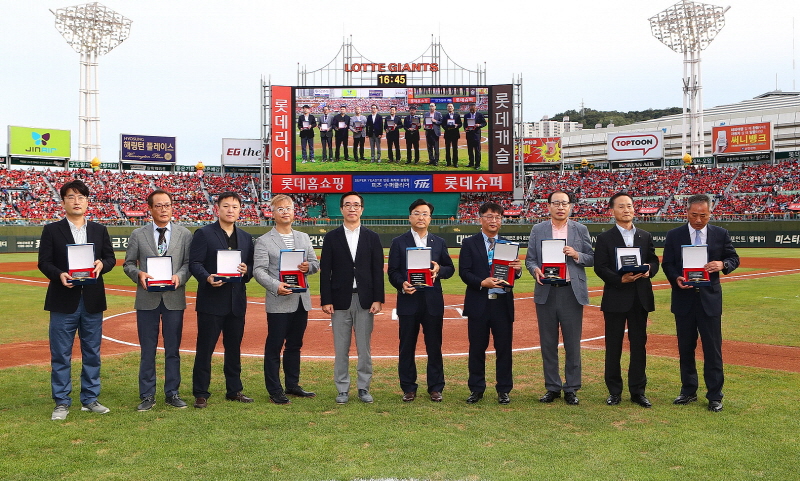 롯데자이언츠 샤롯데봉사단, 부산 사회공헌활동 후원사 감사패 증정